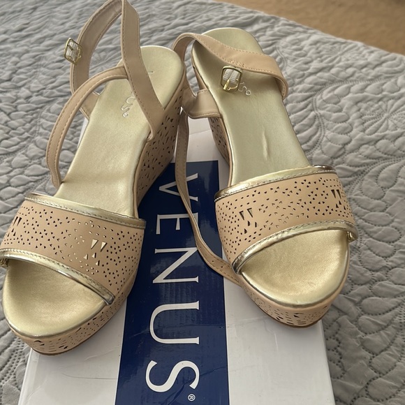 Venus new platform sandals, size 8.5 - Picture 2 of 4